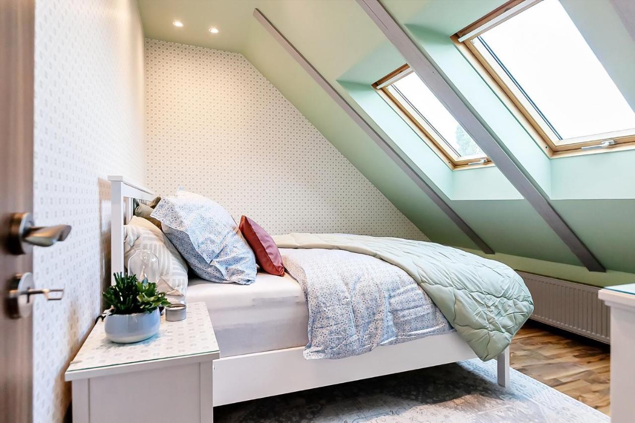 Attic On Waterfront / View / Netflix