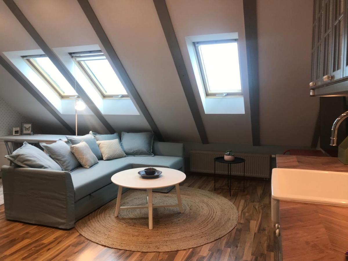 Attic On Waterfront / View / Netflix *