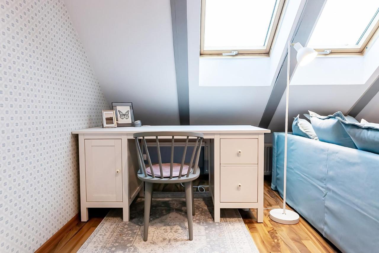 Attic On Waterfront / View / Netflix *